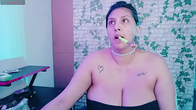 MIABOOBS   online show from October 16, 2025, 6:03 am