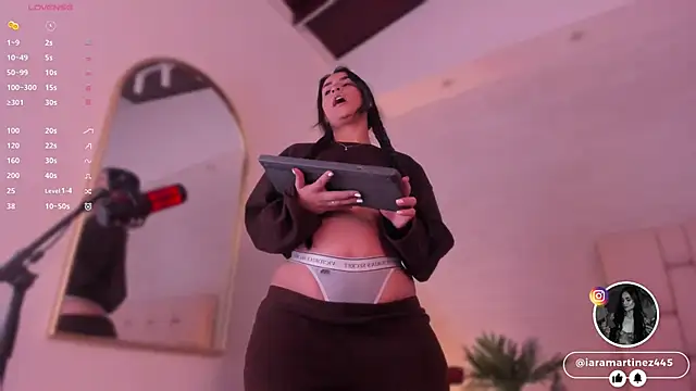 Snapshot of iara_martinez chatting on December 13, 2024, 12:50 pm iara martinez online show from December 13, 2024, 12:50 pm