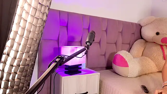 SophiaKarson online show from June 15, 2026, 6:10 pm