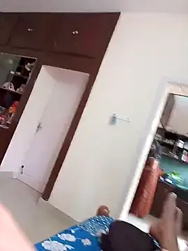 AUNTY1984 online show from April 15, 2026, 8:32 am