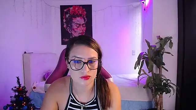 esmeraldaa230 online show from December 4, 2025, 7:22 pm