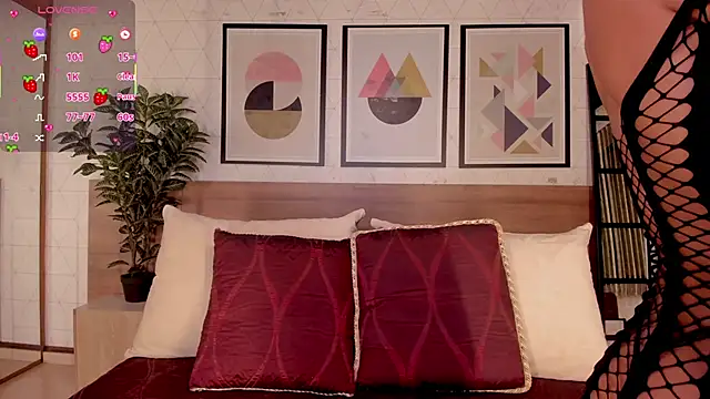 Snapshot of LunaRuso chatting on January 7, 2026, 8:11 pm LunaRuso online show from January 7, 2026, 8:11 pm