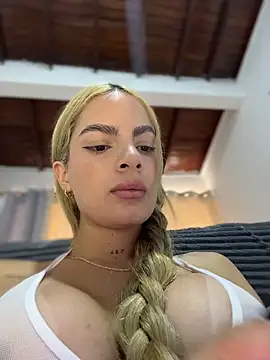 Snapshot of emiss_ chatting on December 19, 2025, 3:08 pm emiss online show from December 19, 2025, 3:08 pm