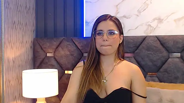 ThaniaJones online show from March 7, 2025, 6:11 pm