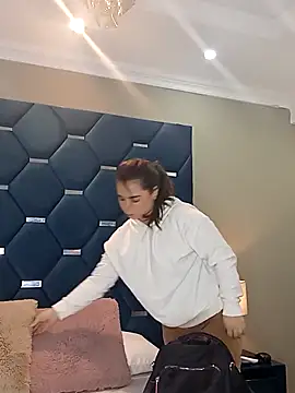 ThaniaJones online show from September 9, 2025, 11:32 am