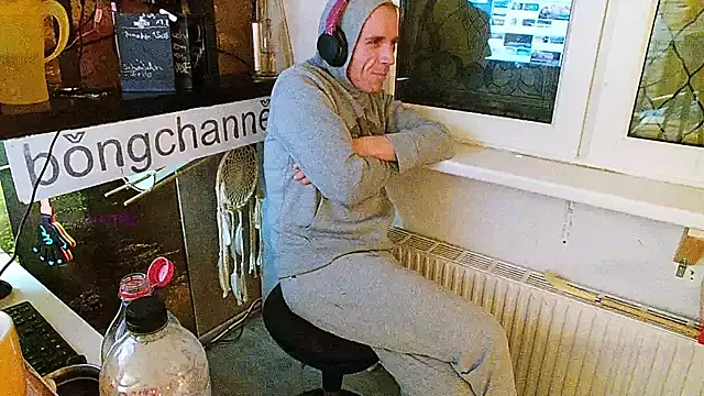 Snapshot of BongChannel chatting on February 4, 2025, 2:28 am BongChannel online show from February 4, 2025, 2:28 am