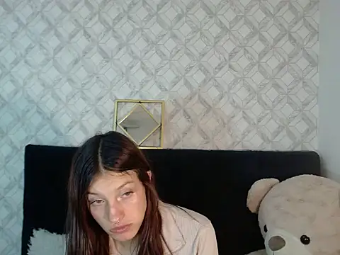 Snapshot of Emma-Wilson chatting on December 5, 2025, 6:11 am Emma-Wilson online show from December 5, 2025, 6:11 am