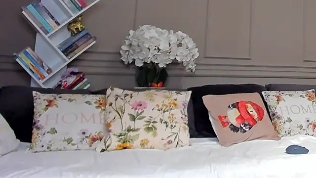 Deliciouslips online show from November 4, 2025, 2:05 pm