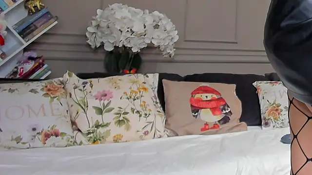 Deliciouslips online show from November 7, 2025, 3:56 pm