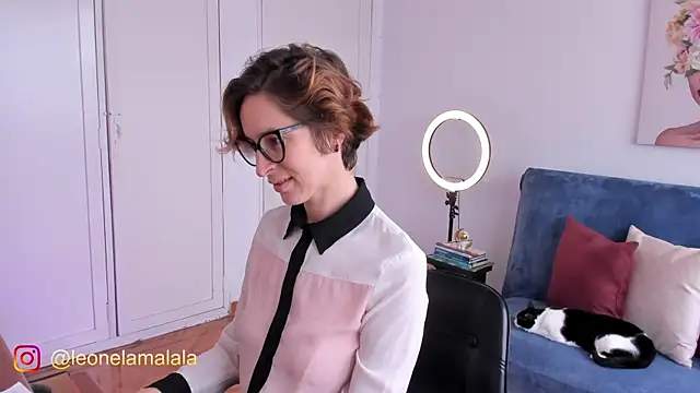 Snapshot of cuddlingbunny chatting on November 4, 2025, 4:39 pm cuddlingbunny online show from November 4, 2025, 4:39 pm