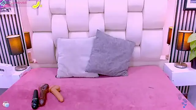 Snapshot of sarah_cream chatting on December 14, 2025, 5:57 am sarah cream online show from December 14, 2025, 5:57 am