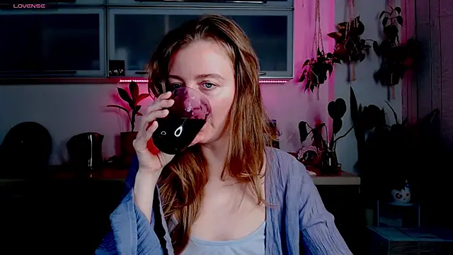 Elly Helly online show from November 17, 2025, 8:47 pm