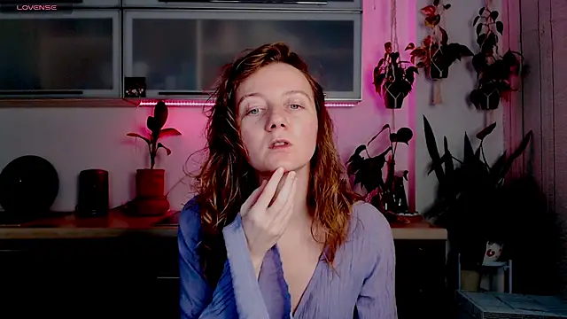 Elly Helly online show from December 16, 2025, 8:14 pm