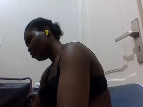 queenzuena online show from May 20, 2026, 8:37 pm