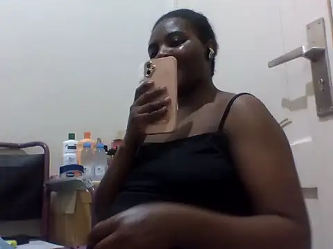 queenzuena online show from May 25, 2026, 12:11 pm