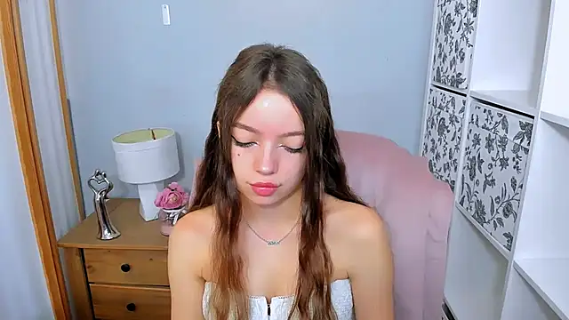 GraceLips online show from September 17, 2025, 5:31 am