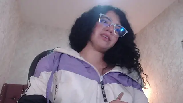 EmmaCowperr online show from January 8, 2025, 6:52 am