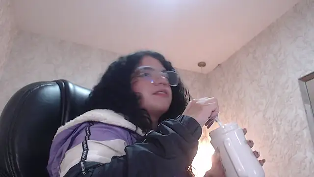 EmmaCowperr online show from January 9, 2025, 10:41 am