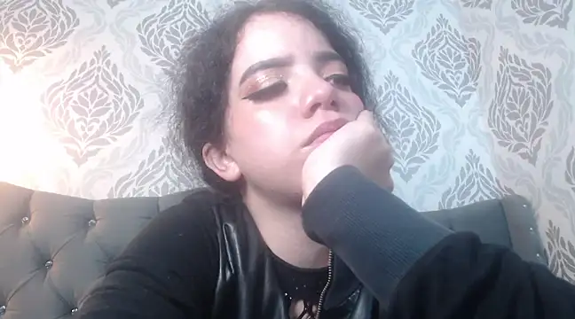 EmmaCowperr online show from March 18, 2025, 6:37 pm