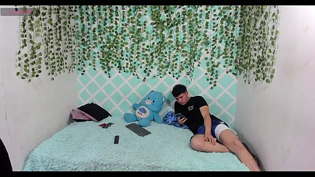 oliverhot2005 online show from December 5, 2025, 7:43 pm