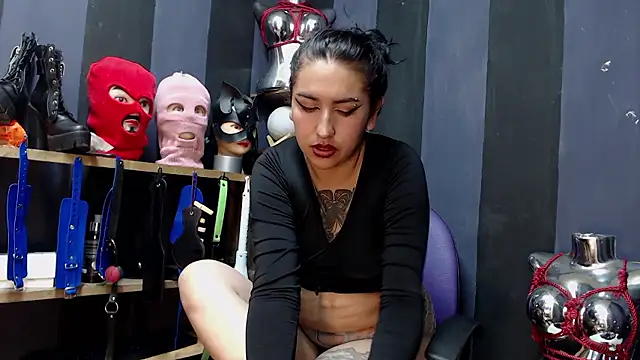 Snapshot of LucyStrike_ chatting on December 4, 2024, 4:10 am LucyStrike online show from December 4, 2024, 4:10 am