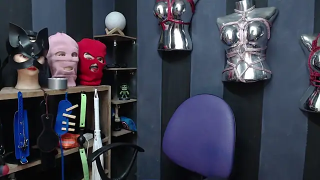 Snapshot of LucyStrike_ chatting on December 6, 2024, 4:25 am LucyStrike online show from December 6, 2024, 4:25 am