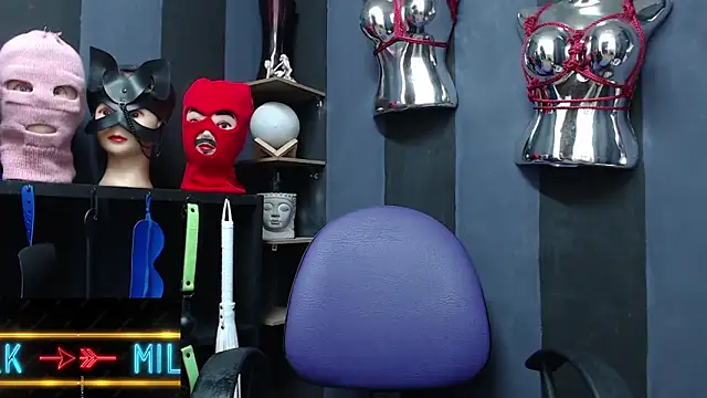 Snapshot of LucyStrike_ chatting on December 20, 2024, 3:58 am LucyStrike online show from December 20, 2024, 3:58 am