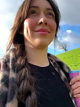 emiliasommer online show from October 16, 2025, 2:18 pm