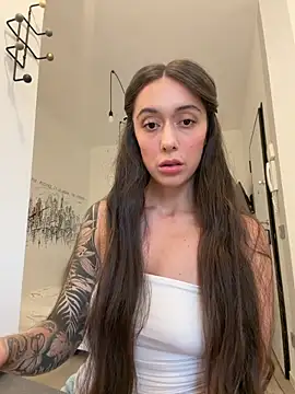 Snapshot of emiliasommer chatting on June 4, 2026, 5:52 pm emiliasommer online show from June 4, 2026, 5:52 pm