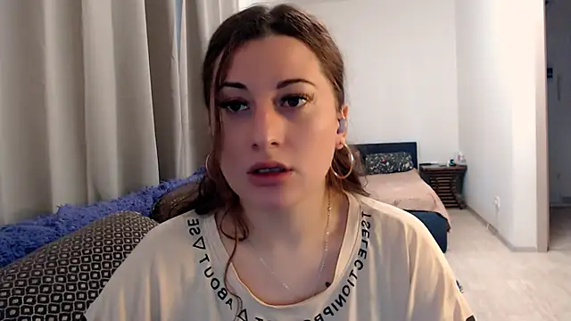 Snapshot of Helen_Adams_ chatting on June 18, 2026, 6:02 am Helen Adams online show from June 18, 2026, 6:02 am