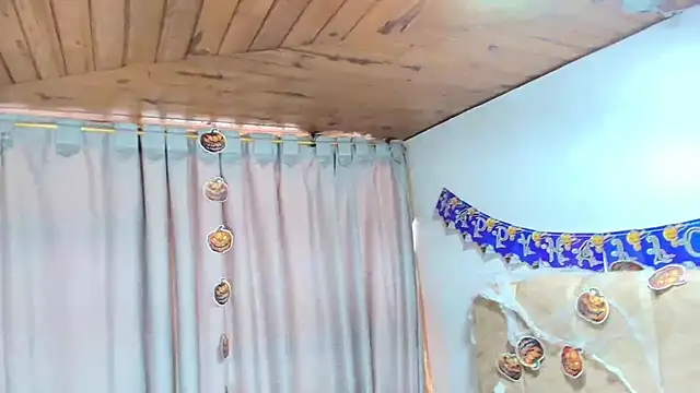 Snapshot of Zoe_Curvy chatting on November 3, 2025, 12:39 pm Zoe Curvy online show from November 3, 2025, 12:39 pm