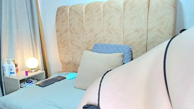 Snapshot of Zoe_Curvy chatting on November 22, 2025, 12:37 pm Zoe Curvy online show from November 22, 2025, 12:37 pm