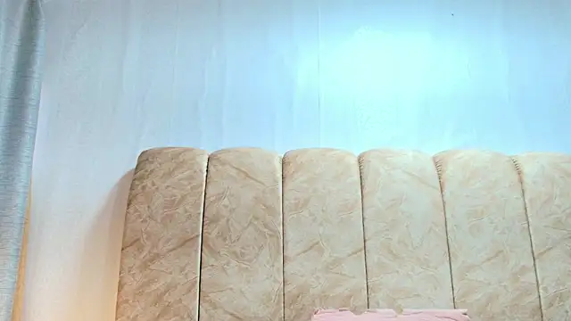 Snapshot of Zoe_Curvy chatting on November 30, 2025, 12:31 pm Zoe Curvy online show from November 30, 2025, 12:31 pm