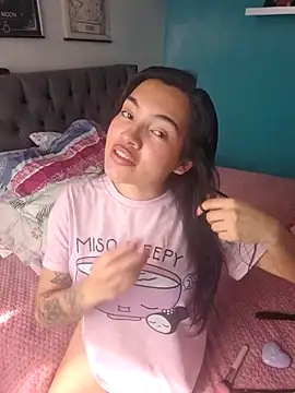 Snapshot of lauvelez__ chatting on February 4, 2026, 2:34 pm lauvelez online show from February 4, 2026, 2:34 pm