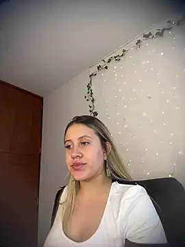 Snapshot of eleecttraa_12 chatting on March 3, 2025, 8:00 pm eleecttraa 12 online show from March 3, 2025, 8:00 pm