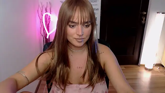 ChloeJewel1 online show from December 1, 2025, 12:32 pm