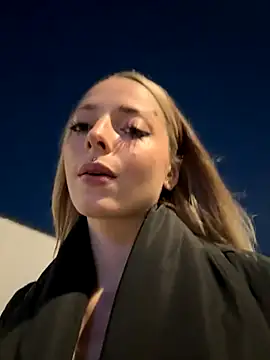 Snapshot of LoraaDoll chatting on October 8, 2025, 3:53 pm LoraaDoll online show from October 8, 2025, 3:53 pm
