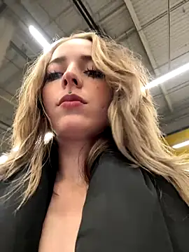 LoraaDoll online show from November 5, 2025, 3:45 pm