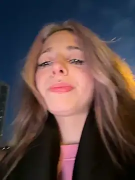 LoraaDoll online show from December 5, 2025, 1:52 pm