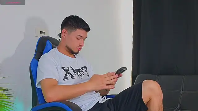 Snapshot of EdwardRoss_ chatting on October 22, 2025, 7:24 pm EdwardRoss online show from October 22, 2025, 7:24 pm