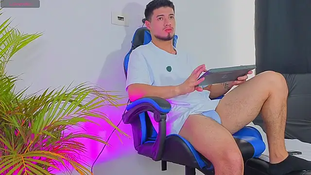 Snapshot of EdwardRoss_ chatting on October 28, 2025, 8:00 pm EdwardRoss online show from October 28, 2025, 8:00 pm