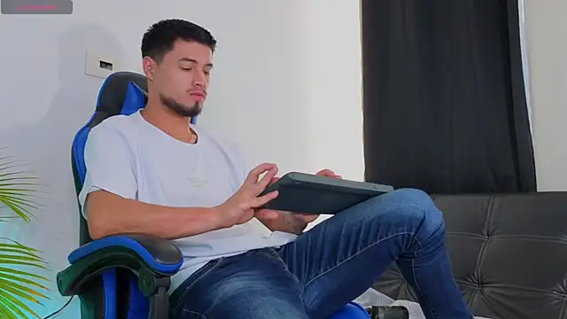 Snapshot of EdwardRoss_ chatting on November 11, 2025, 7:25 pm EdwardRoss online show from November 11, 2025, 7:25 pm