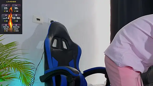 Snapshot of EdwardRoss_ chatting on November 17, 2025, 7:41 pm EdwardRoss online show from November 17, 2025, 7:41 pm