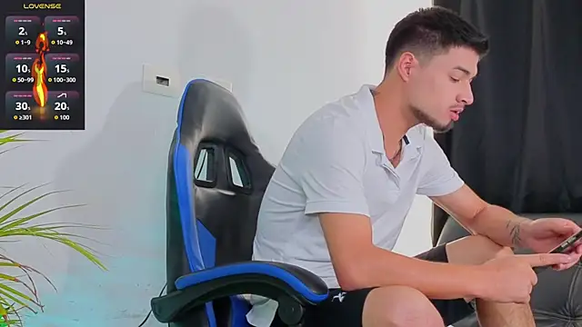 Snapshot of EdwardRoss_ chatting on November 24, 2025, 7:46 pm EdwardRoss online show from November 24, 2025, 7:46 pm