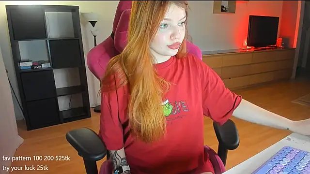 Snapshot of lil_lia chatting on December 13, 2024, 7:32 pm lil lia online show from December 13, 2024, 7:32 pm