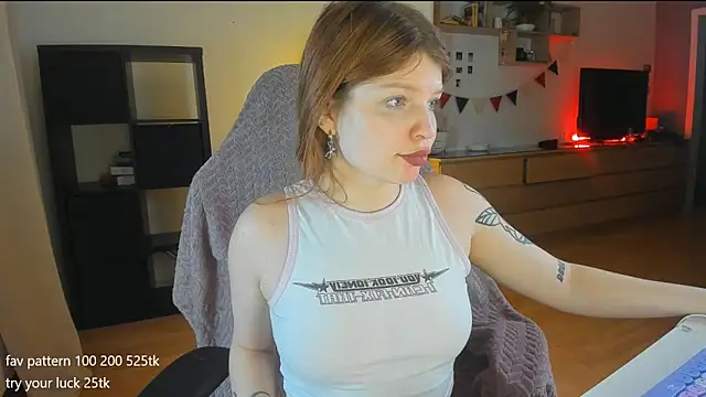 Snapshot of lil_lia chatting on December 23, 2024, 10:44 pm lil lia online show from December 23, 2024, 10:44 pm