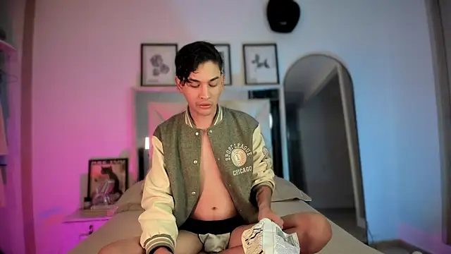 Adriien19 online show from December 3, 2025, 11:36 pm