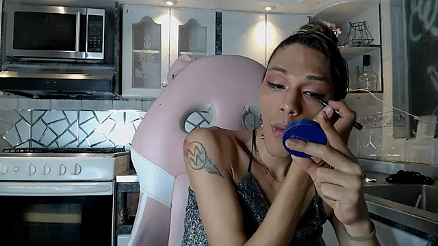 cristinaa oz online show from February 15, 2026, 7:10 pm