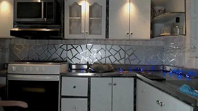 cristinaa oz online show from February 19, 2026, 7:10 pm