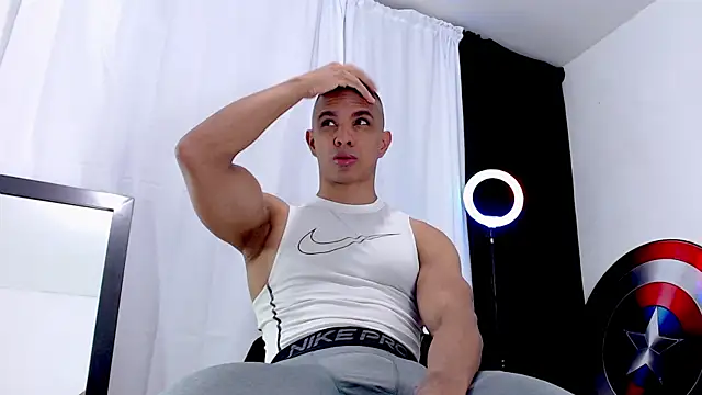 Antonywebb94 online show from May 17, 2026, 11:12 pm